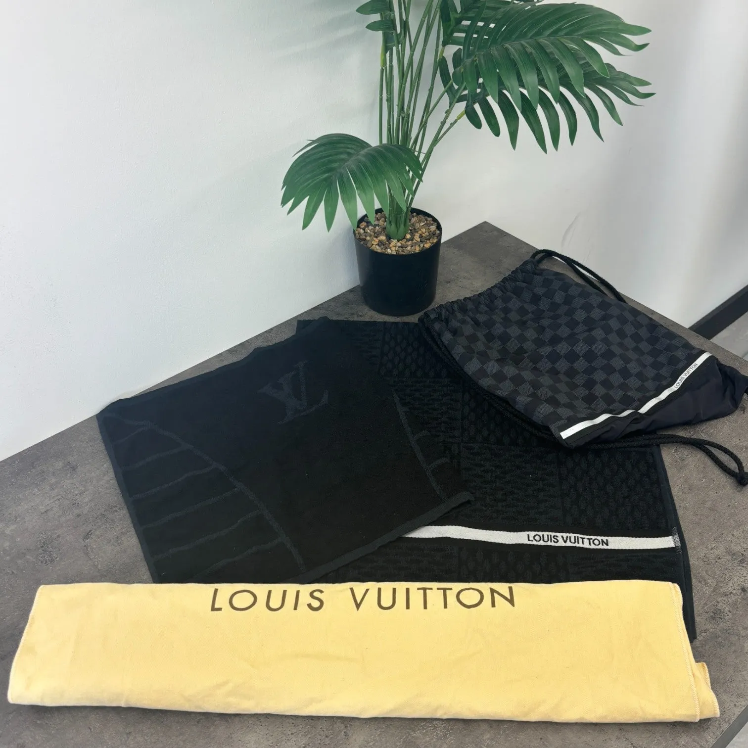 Men's Set Damier Graphite Drawstring Bag & 2 Towel Black