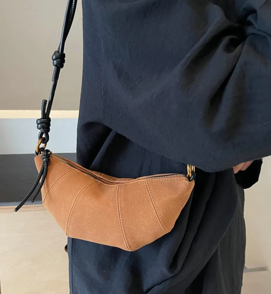 Retro Suede Handbag for Women Crescent Crossbody Bag Small Suede Shoulder Purse Dumpling Bag Half Moon Bag Fall